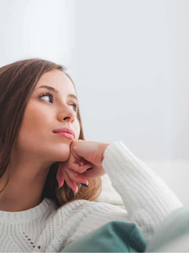 femme-assise-dans-le-salon-et-pensant.jpg