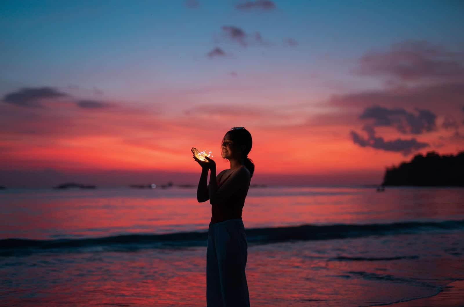 femme photographiée avec des lumières pendant un coucher de soleil