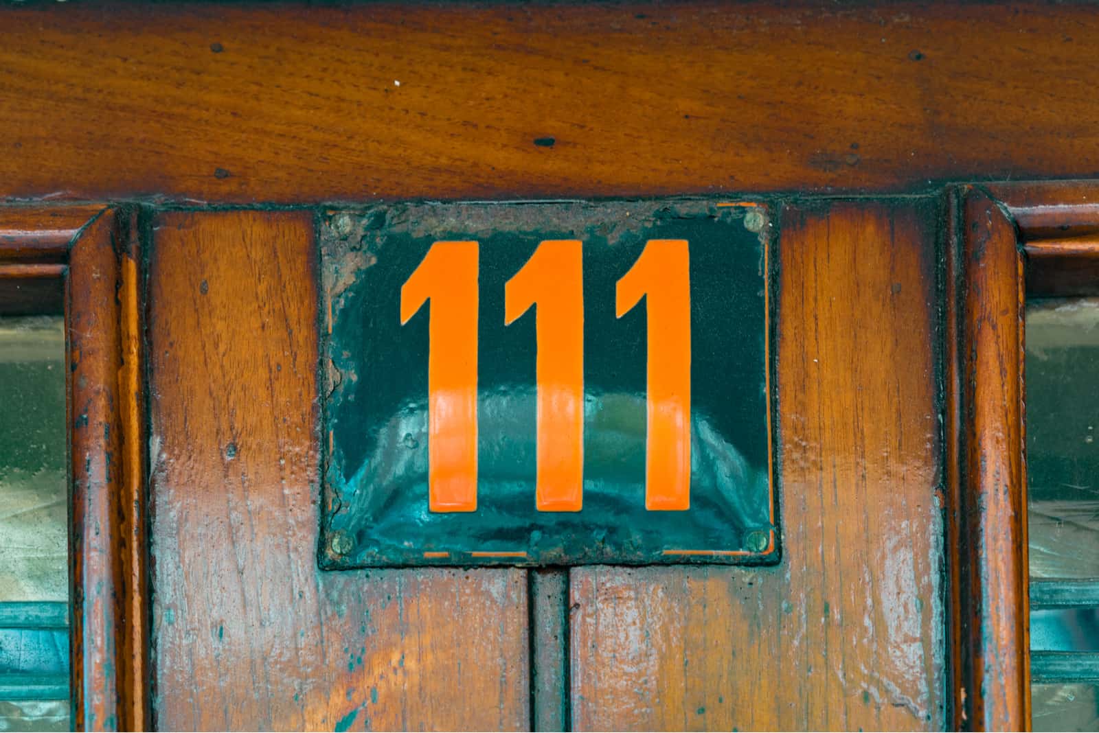 numéro 111 sur la porte en bois