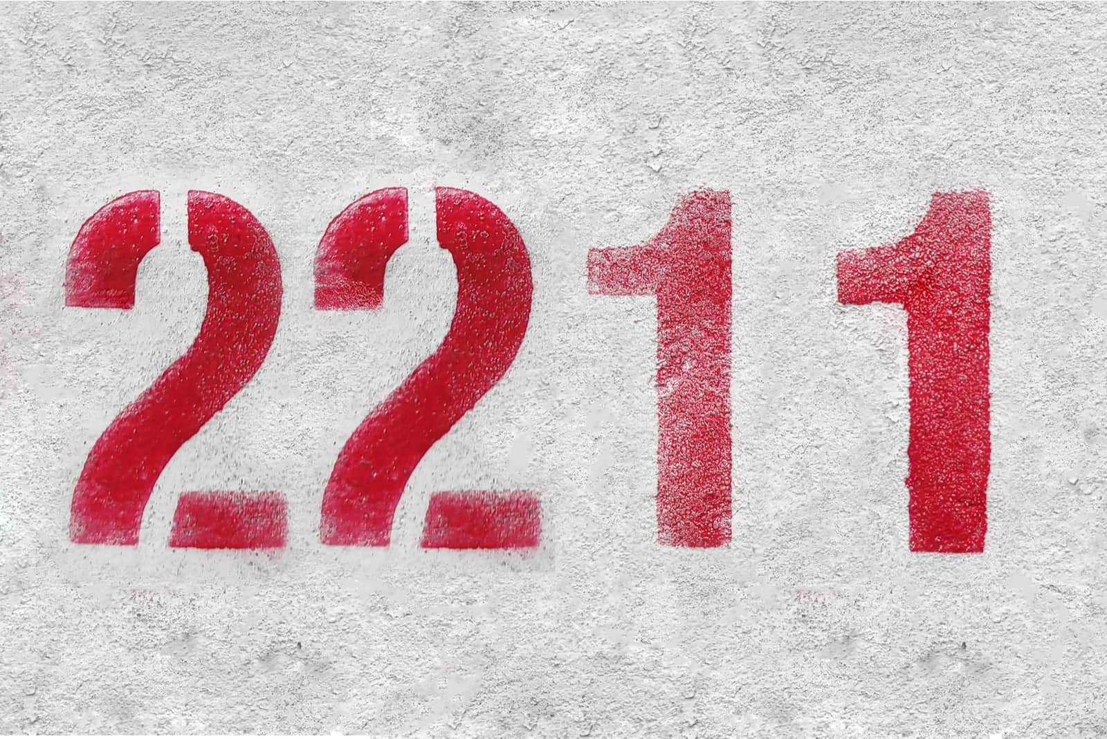 numéro 2211 sur un mur gris de couleur rouge