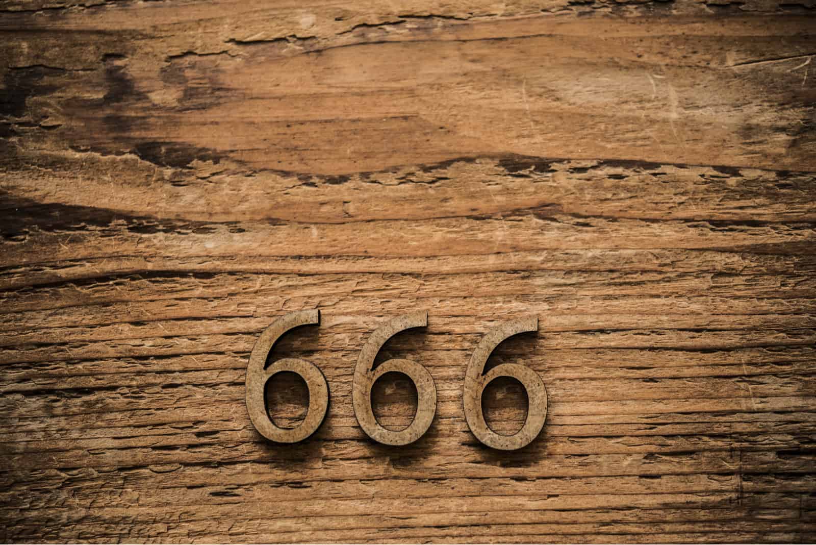 numéro 666 sur socle en bois
