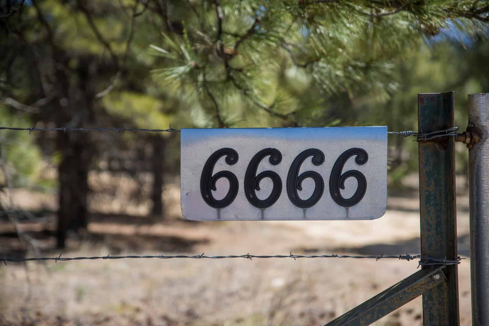 numéro 6666 sur une clôture
