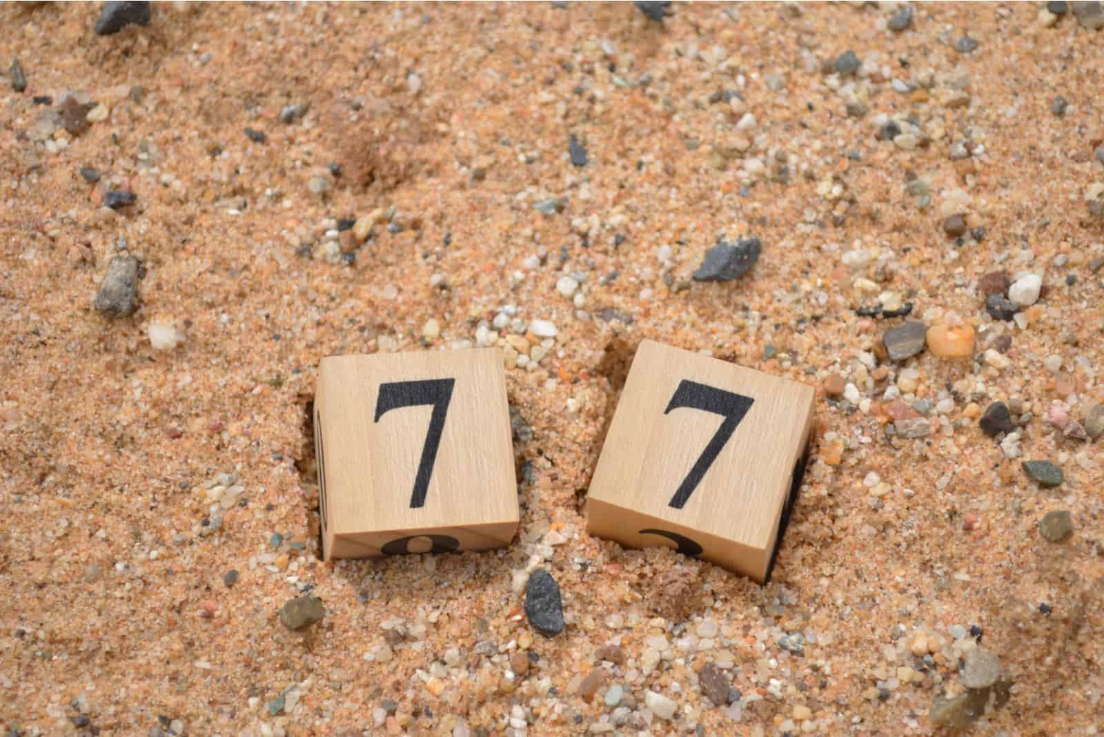numéro 77 sur des cubes en bois