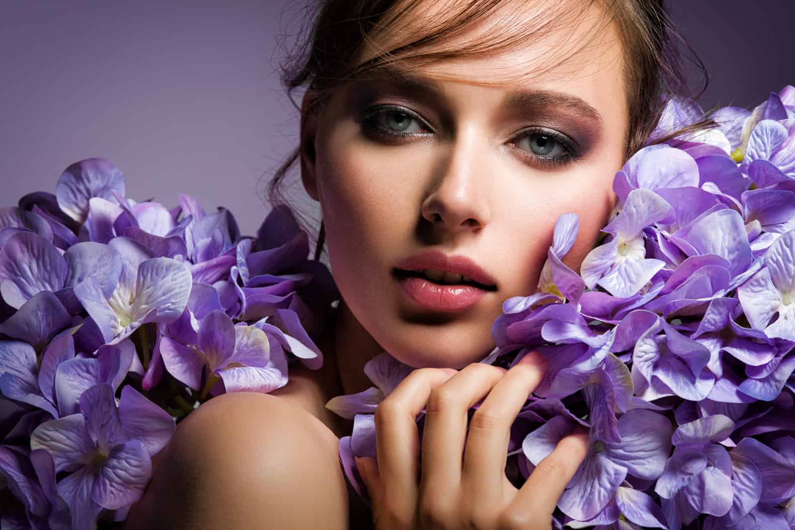 portrait de femme aux fleurs violettes