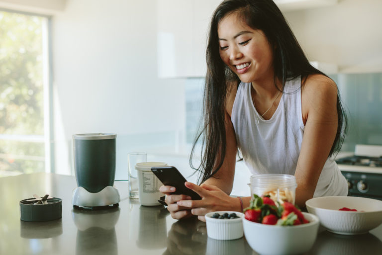 femme debout dans la cuisine textos