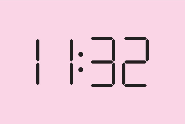 Gros plan de l'horloge numérique affichant 11h32