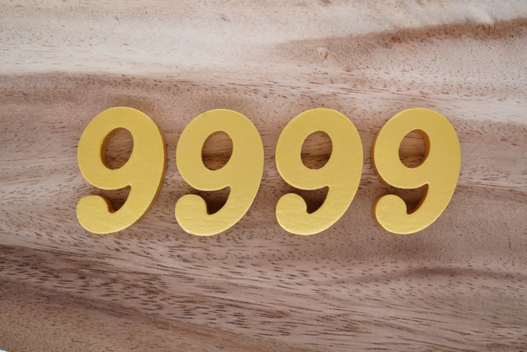 9999 sur socle en bois