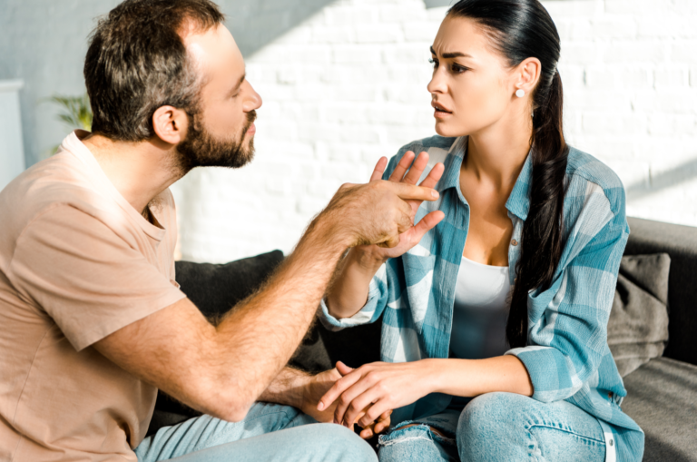 couple ayant une dispute et un mari en colère criant à sa femme