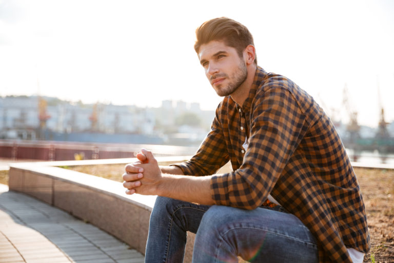 un homme imaginaire assis en plein air