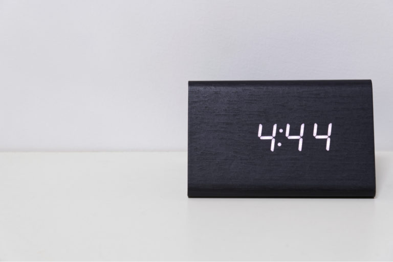 horloge numérique indiquant 444