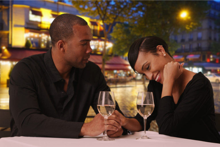 Femme africaine et petit ami mangeant au restaurant gastronomique lors d'une soirée romantique