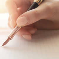 écriture à la main sur papier avec un stylo