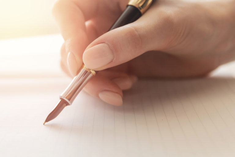 écriture à la main sur papier avec un stylo