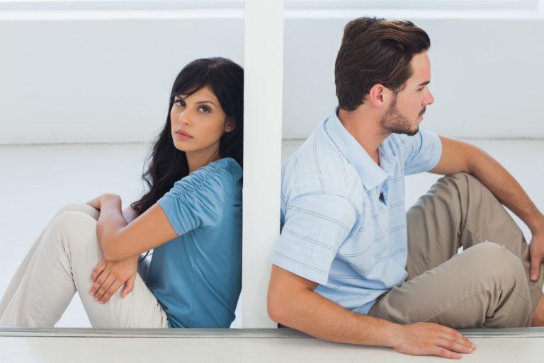 couple triste avec un mur entre eux