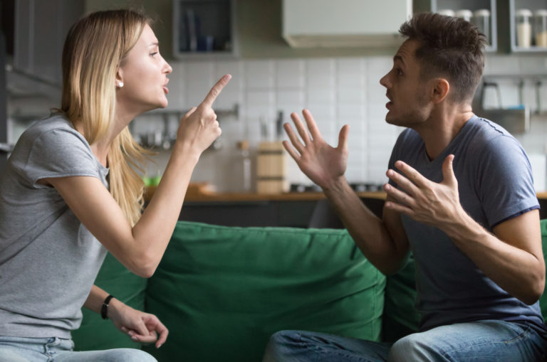 femme et homme se disputant