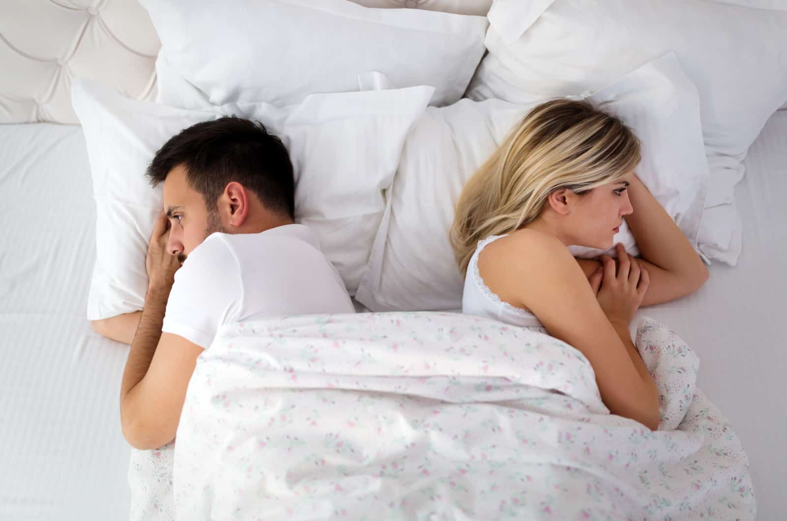 couple en colère couché dans son lit