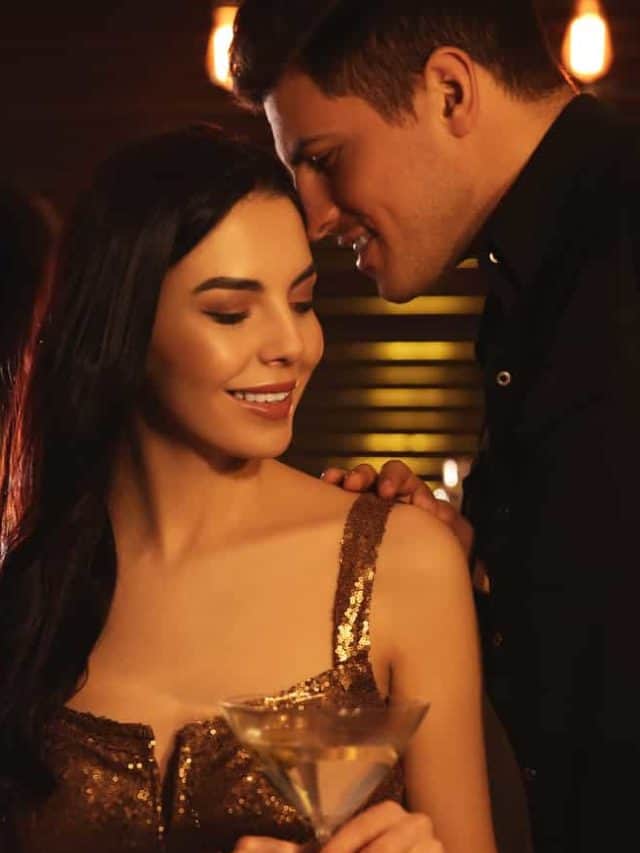 Homme et femme flirtant au bar