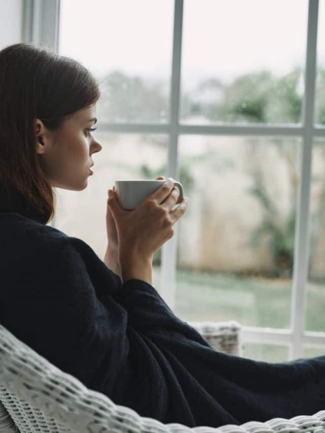 une femme pensive et triste est assise et pense