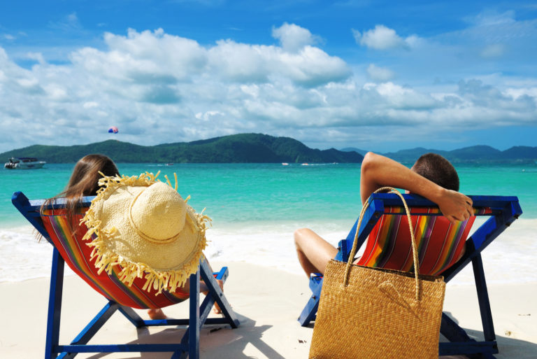 homme et femme assis sur la plage