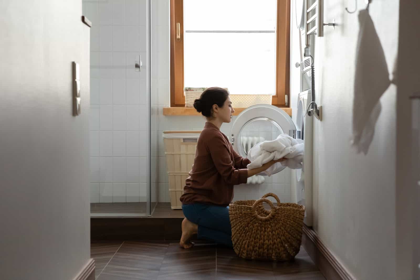 femme faisant la lessive