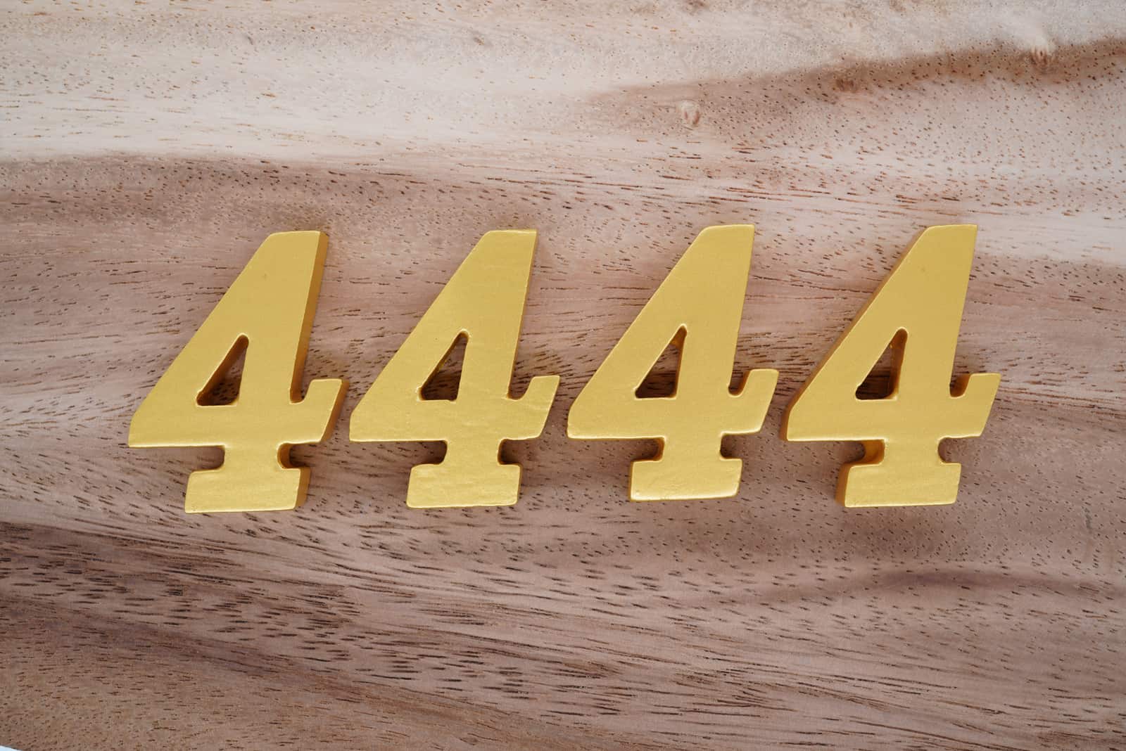 nombre d'or 4444 sur fond de bois