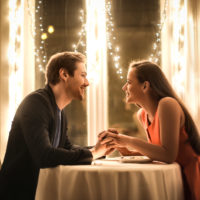 couple assis au restaurant en buvant du vin