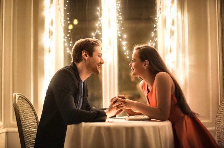 couple assis au restaurant en buvant du vin
