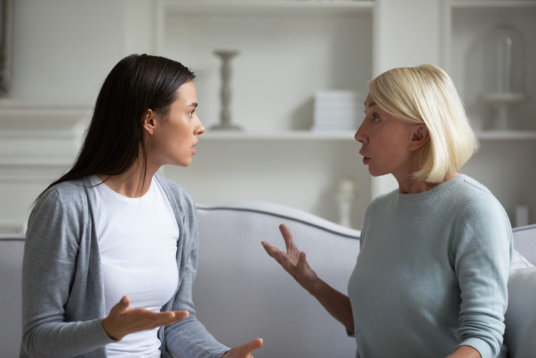 mère et fille se disputant