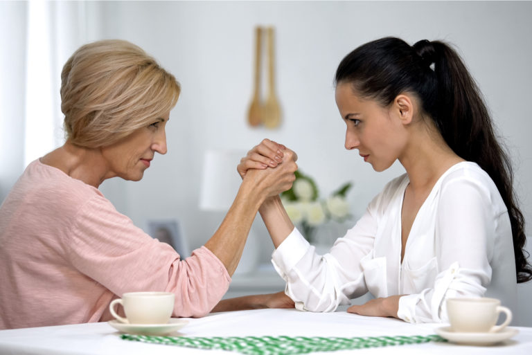 deux femmes en conflit