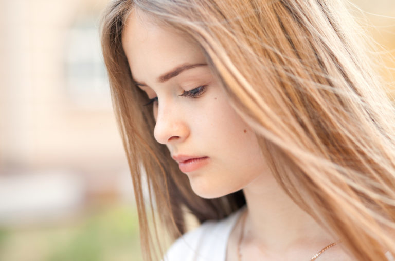 portrait d'une jeune femme anxieuse