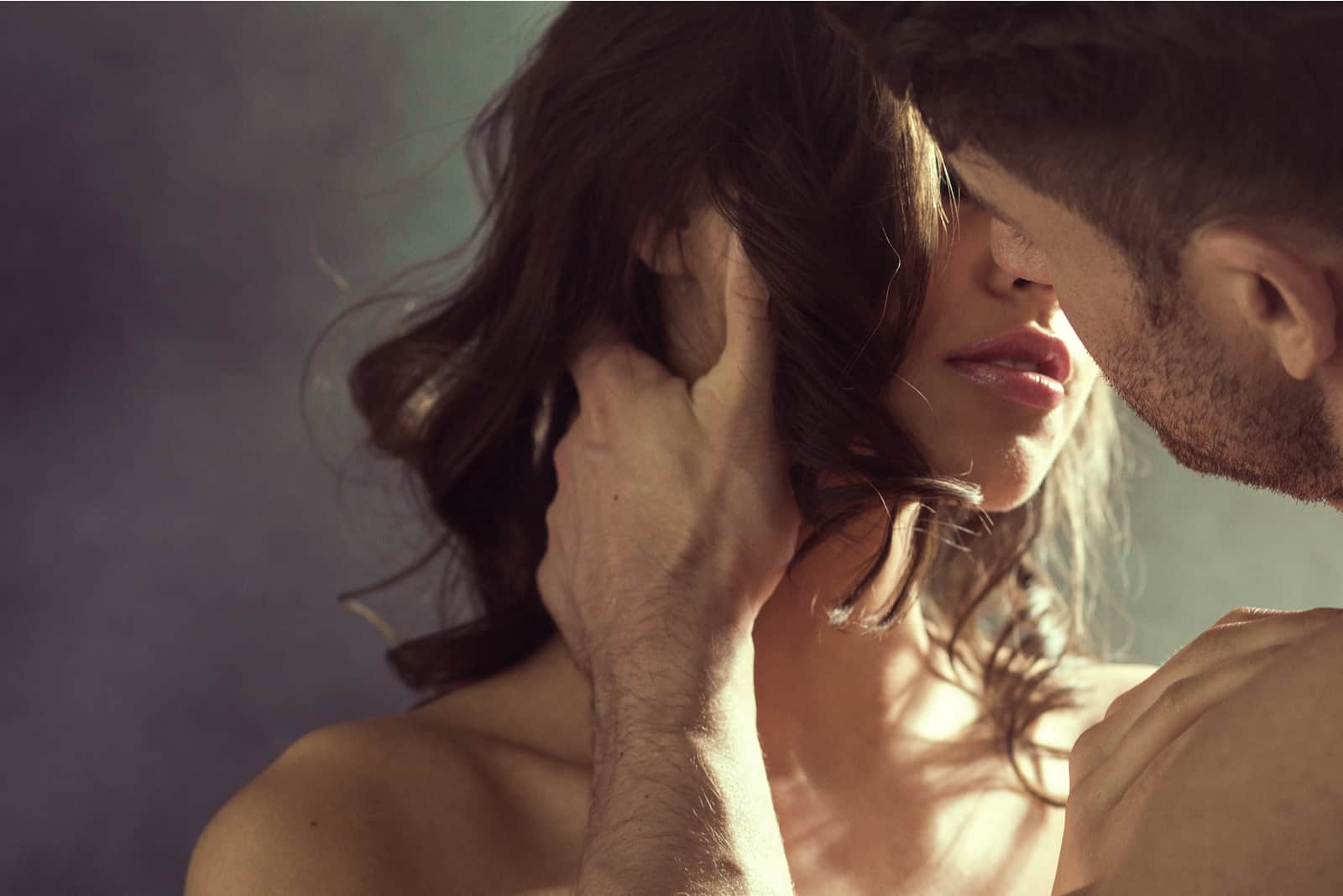 un homme aime une femme