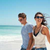 couple heureux marchant sur la plage