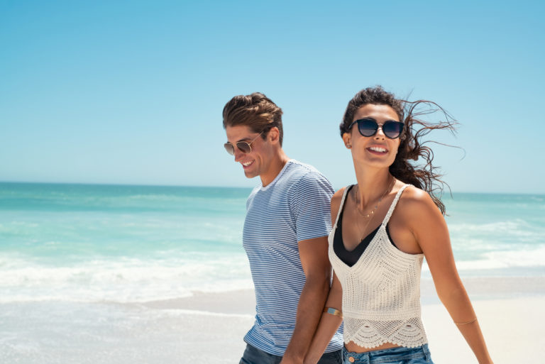 couple heureux marchant sur la plage