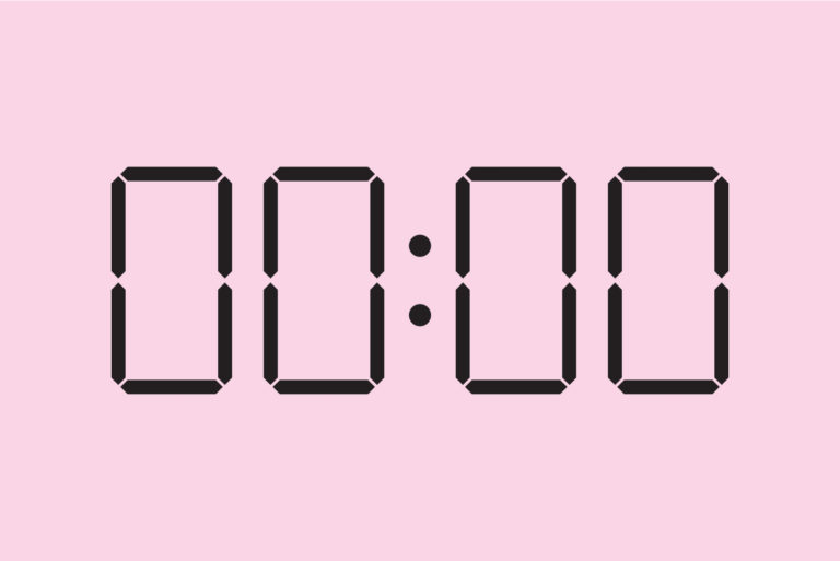 gros plan de l'horloge indiquant 00:00 heures