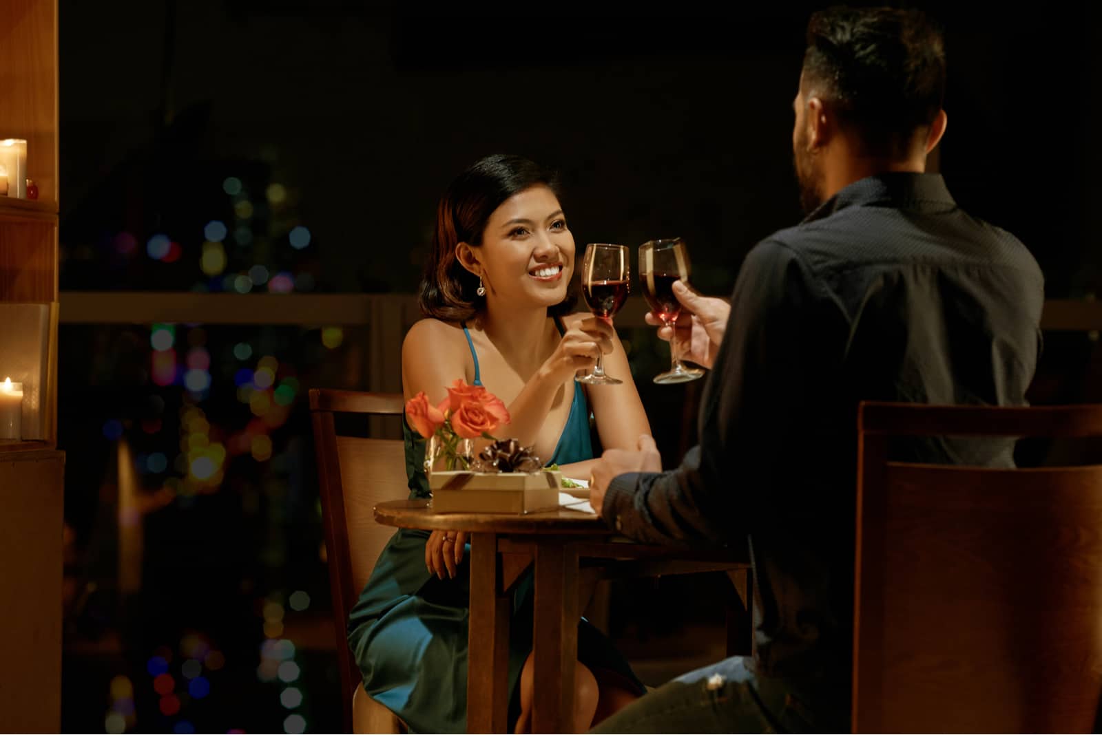 couple assis au restaurant en buvant du vin