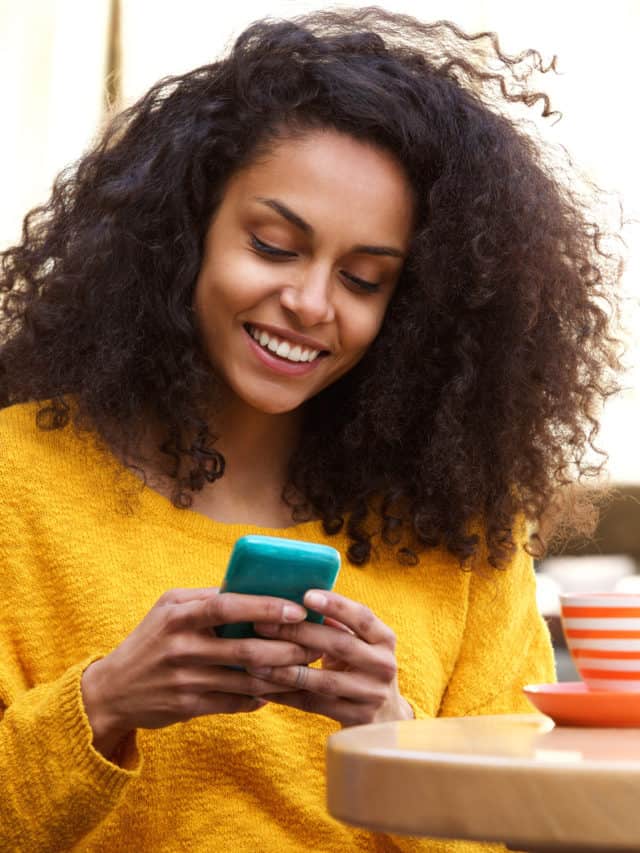 la fille tient le téléphone