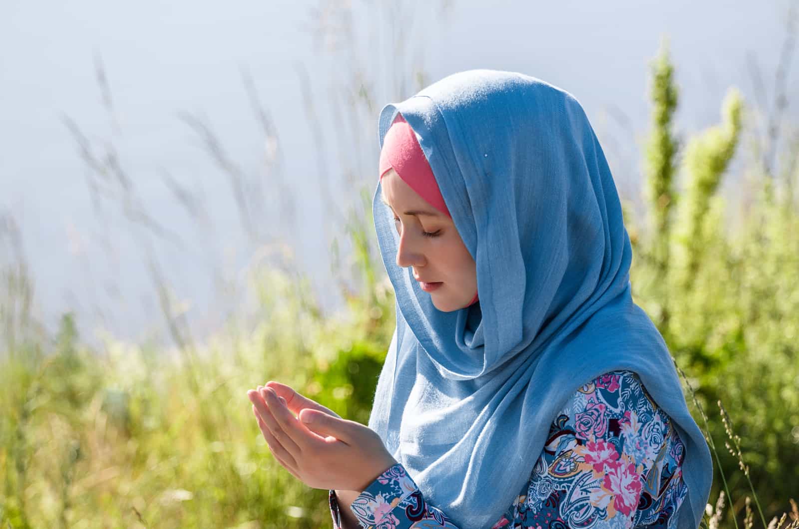 femme musulmane priant en plein air