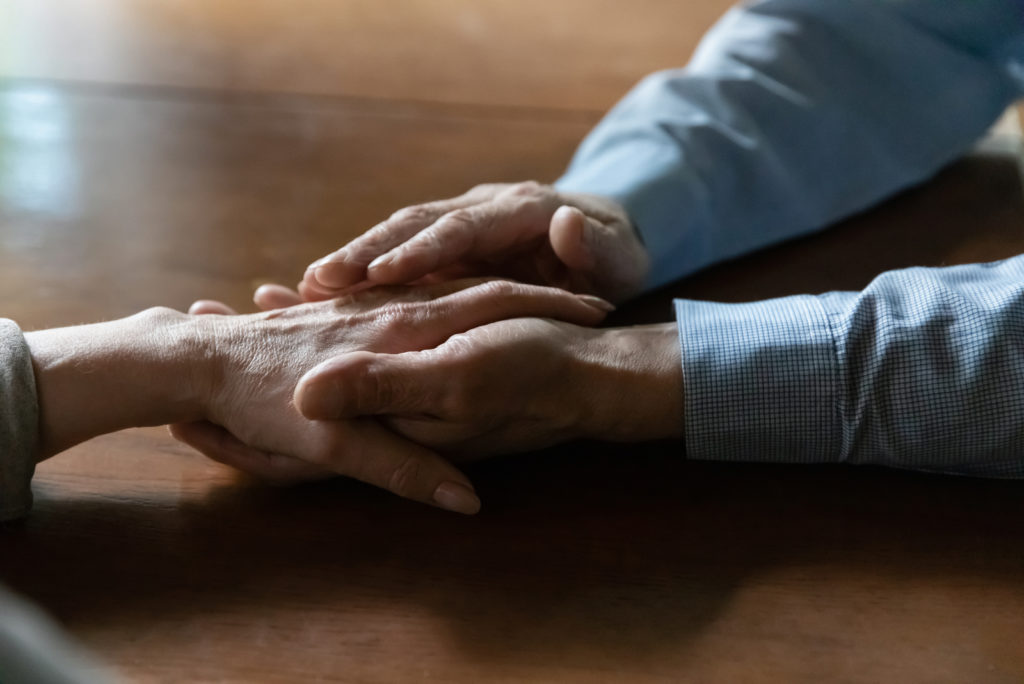 Toucher La Main D’Une Femme : Signification Du Contact Physique