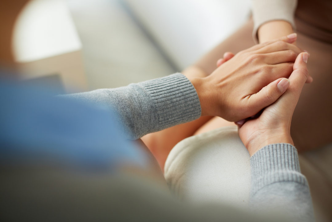 Toucher La Main D’Une Femme : Signification Du Contact Physique