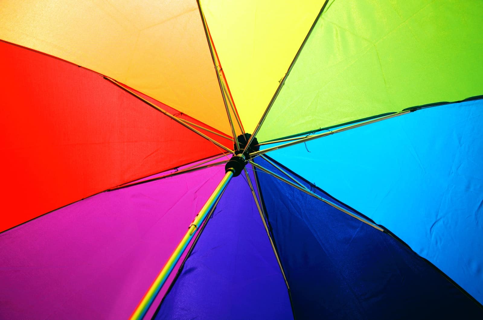 parapluie aux couleurs de l'arc-en-ciel