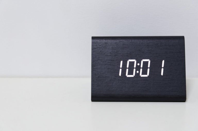 l'horloge numérique indique 10:01