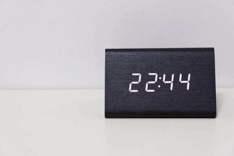 horloge numérique indiquant 22:44