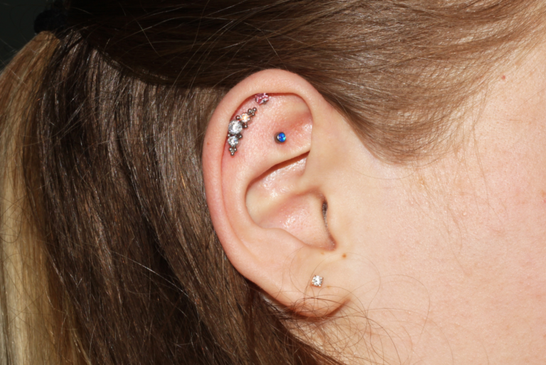 une femme avec une oreille percée