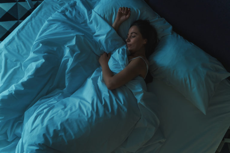 femme qui dort dans son lit