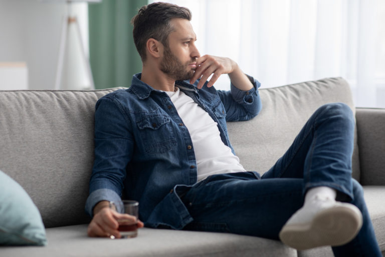 homme assis sur un canapé