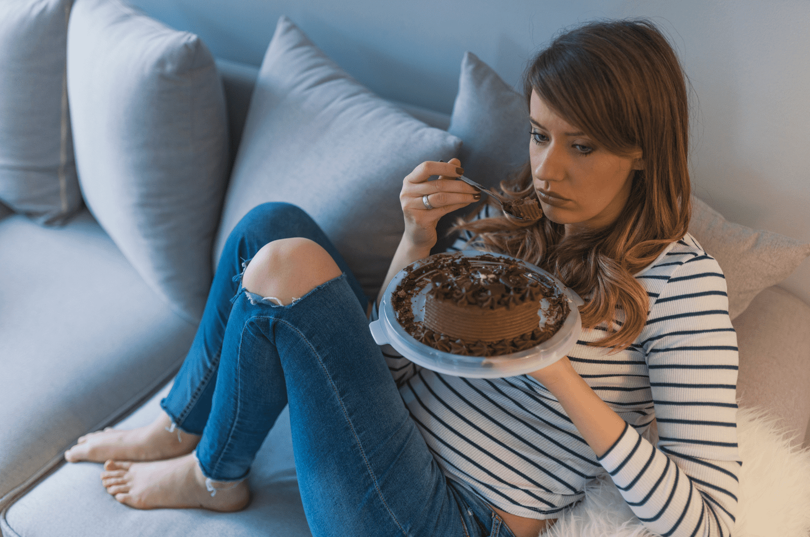 femme triste mangeant du gâteau