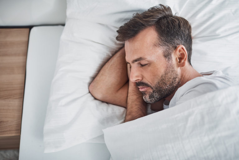 l'homme dort dans son lit