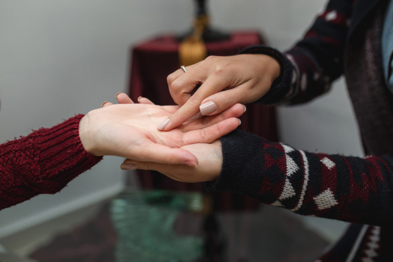 femme lisant les lignes dans la main d'une jeune fille