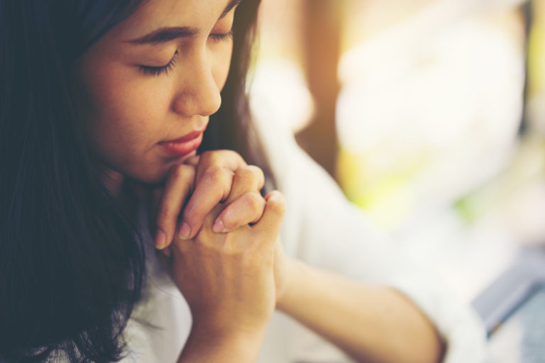 jeune femme en prière