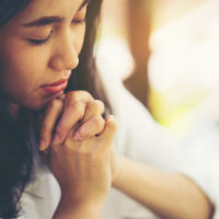 jeune femme en prière